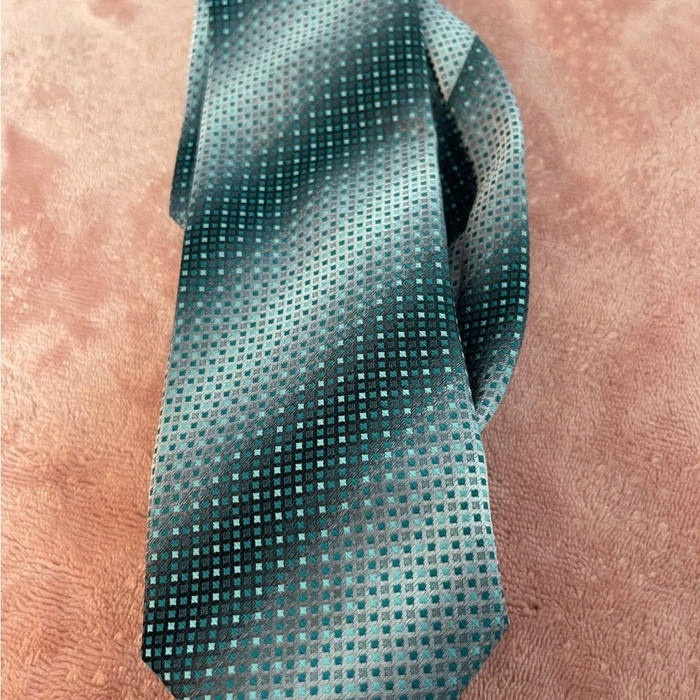 Van Heusen Black and Gray Patterned Tie